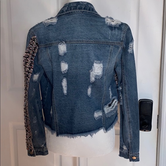 🆕Distressed Cropped Denim Jacket - Picture 2 of 9